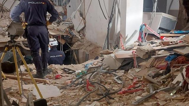 El interior del local donde se produjo la explosión, donde los bomberos han encontrado el cuerpo del fallecido.