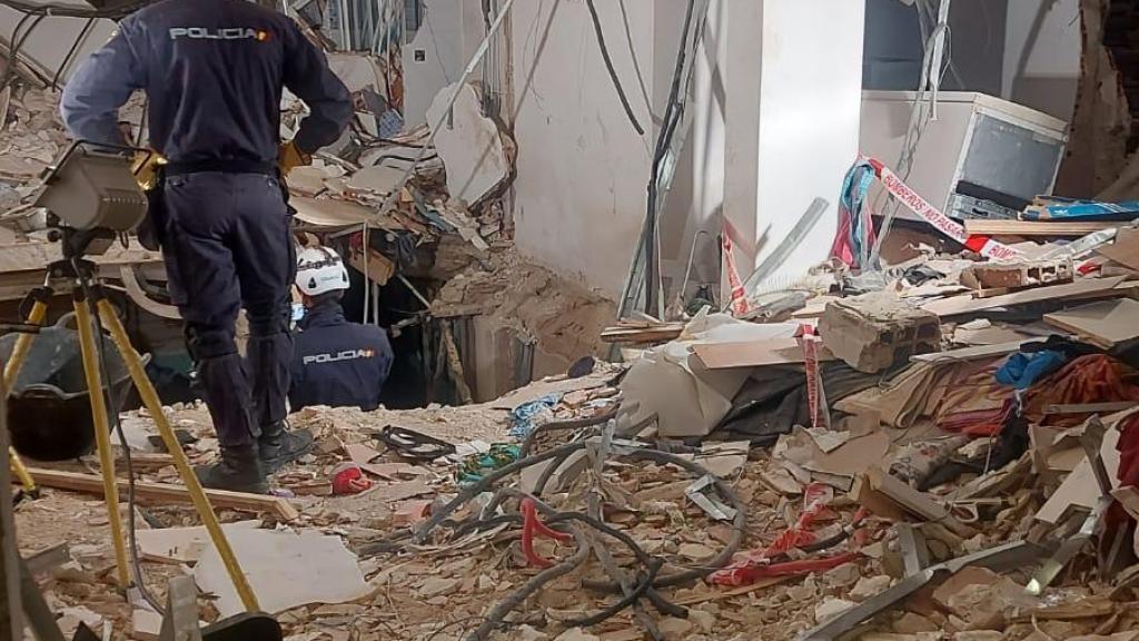 El interior del local donde se produjo la explosión, donde los bomberos han encontrado el cuerpo del fallecido.