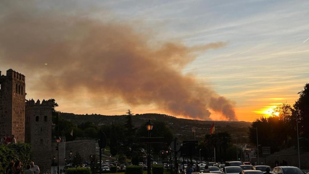 Vista del incendio de Polán desde la ciudad de Toledo