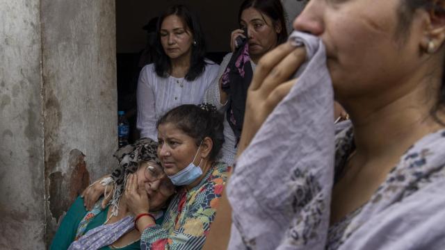 Familiares de Shreeyam Chaulagain, manifestante de la Generación Z, rinden homenaje en el Centro de Cremación Pashupati de Katmandú, Nepal, el 12 de septiembre de 2025.