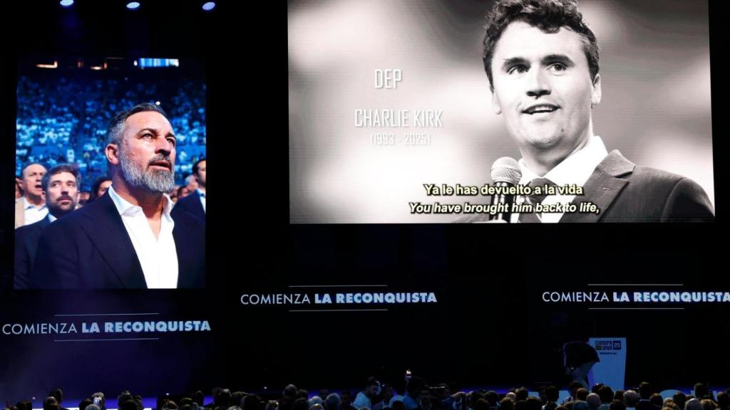 El líder de Vox, Santiago Abascal, durante un homenaje a Charlie Kirk en el evento 'Europa Viva 25', en el que participarán por videoconferencia líderes de la ultraderecha internacional como el presidente de Argentina, Javier Milei, y representantes del grupo Patriots del Parlamento Europeo, este domingo, en Madrid