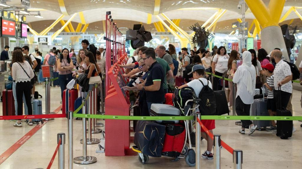 Personas esperando en la T4 del Aeropuerto Adolfo Suárez Madrid-Barajas.