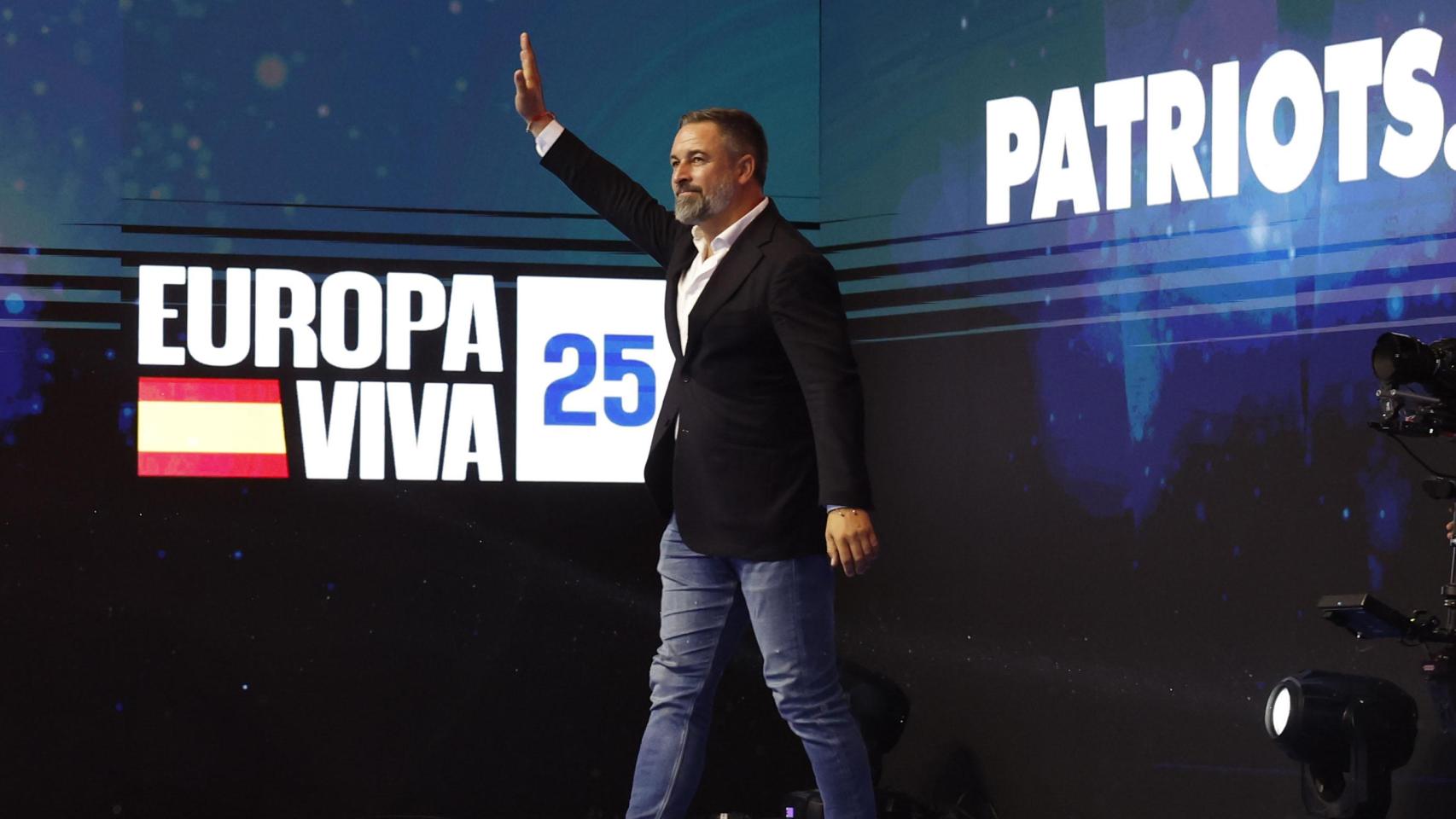 El líder de Vox, Santiago Abascal, interviene en el acto 'Europa Viva 25' este domingo en Madrid.