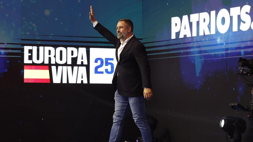 El líder de Vox, Santiago Abascal, interviene en el acto 'Europa Viva 25' este domingo en Madrid.