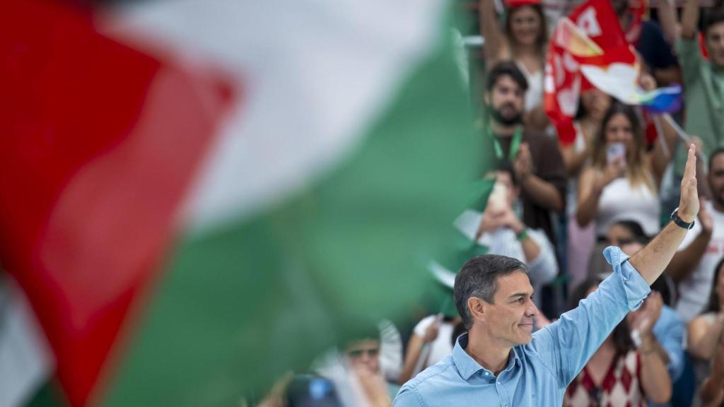 Sánchez muestra su admiración por El secretario general del PSOE y presidente del Gobierno de España, Pedro Sánchez, asiste a un acto del partido socialista con militantes, este domingo en Málaga.se movilizan por causas justas como Palestina horas antes de la etapa final de La Vuelta