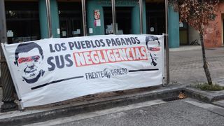 Cartel desplegado por Frente Obrero en León