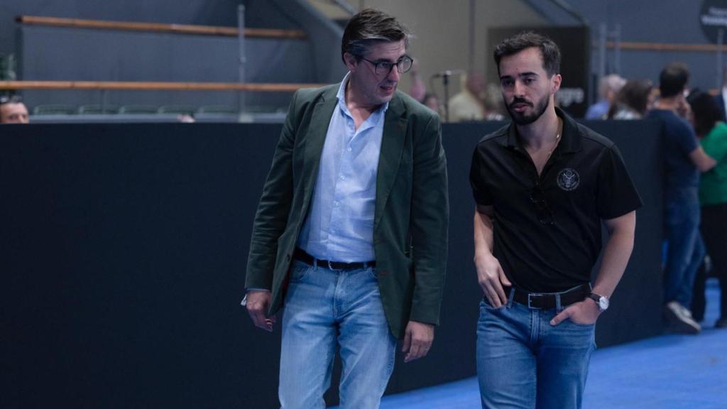 El asesor principal del Departamento de Estado de EEUU, Ricardo Pita (izq), junto a Jorge Martín Frías, eurodiputado y director de la fundación Disenso