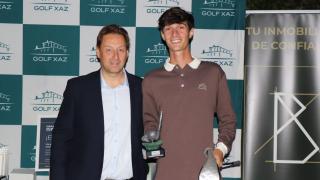 Pablo Alfeirán, responsable de MutuActivos en Galicia, entrega el trofeo a Álvaro Mosquera Quintas, ganador de la modalidad Scratch