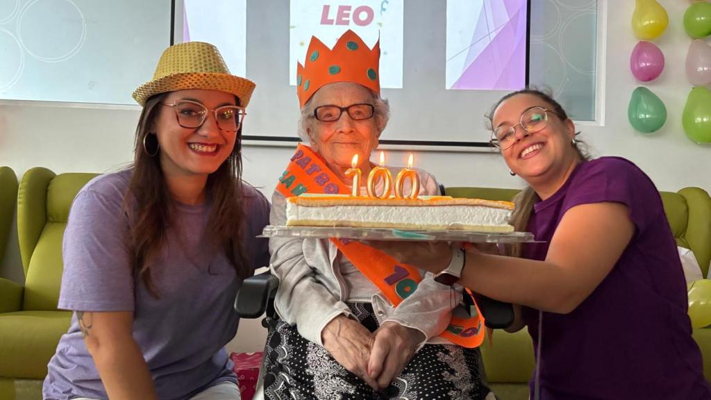 La fiesta de cumpleaños de Leoncia junto a las trabajadoras del Centro de Día San Juan