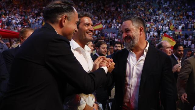 El líder de Chega, André Ventura (c), junto a Santiago Abascal (d) en el acto 'Europa Viva 25' este domingo en Madrid.