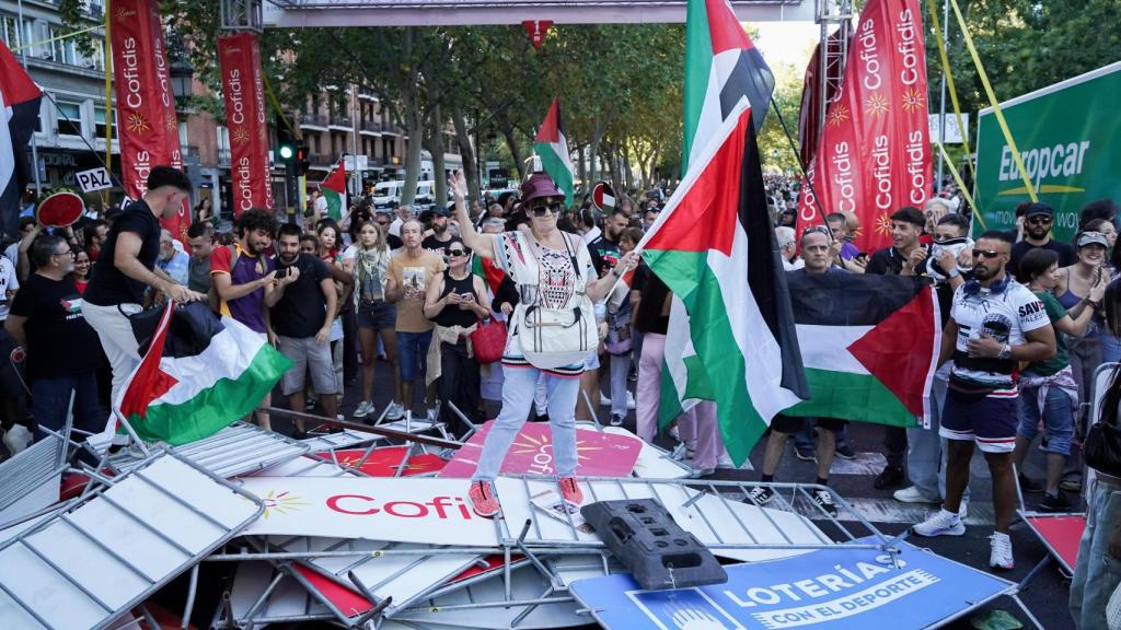 Manifestantes anti-Israel boicotean La Vuelta ciclista a España, este domingo en Madrid.