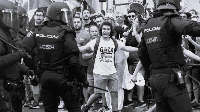 Policías y manifestantes propalestinos, este domingo en Madrid.