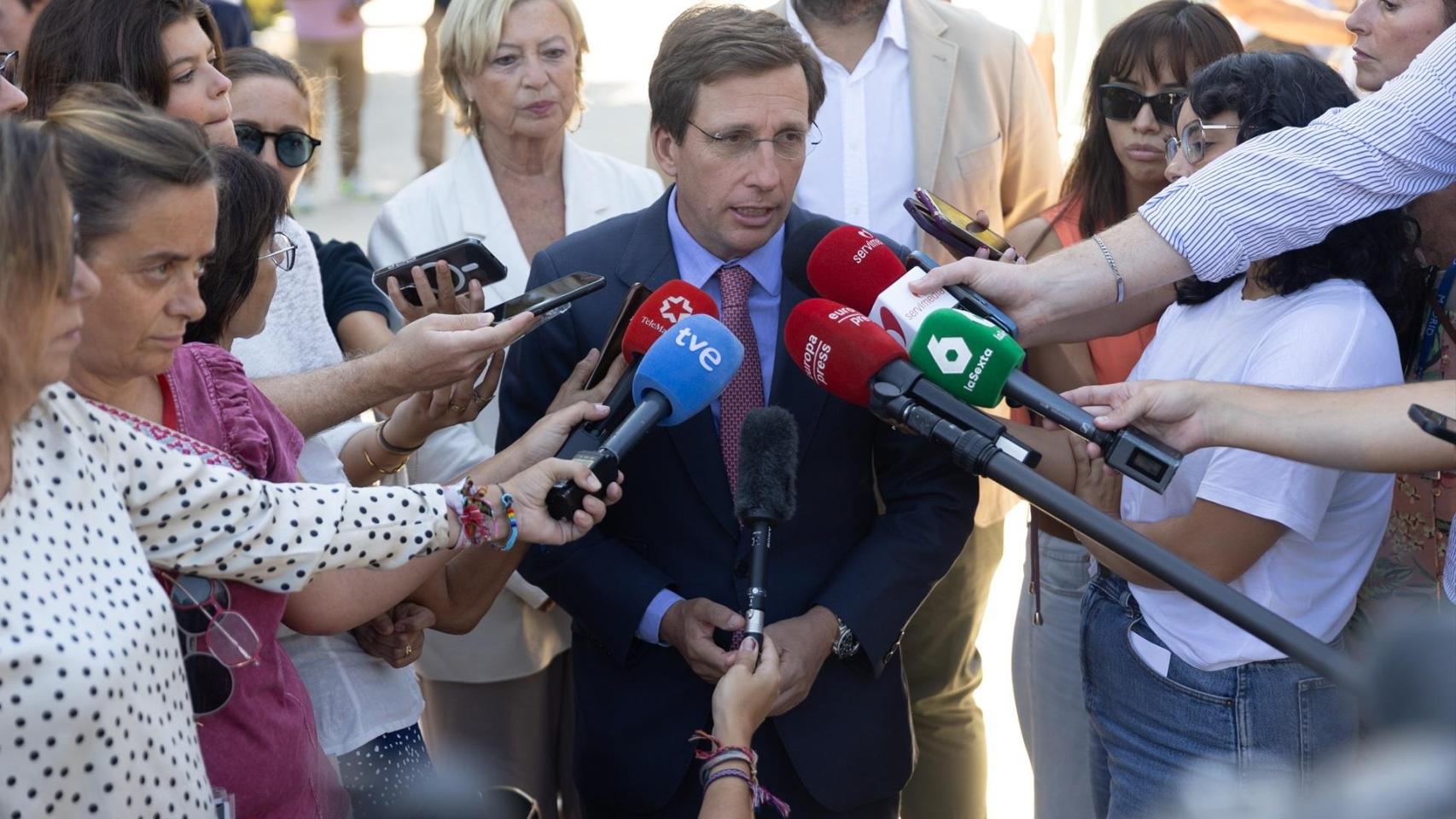 Almeida devolverá la tasa de basuras «en aquellos casos en los que la ley lo permita» ante la campaña del PSOE