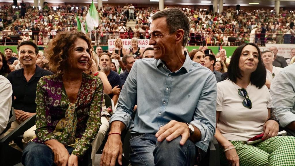 Pedro Sánchez, y la ministra de Hacienda y candidata a la Junta, María Jesús Montero, este domingo en un acto del PSOE en Málaga.