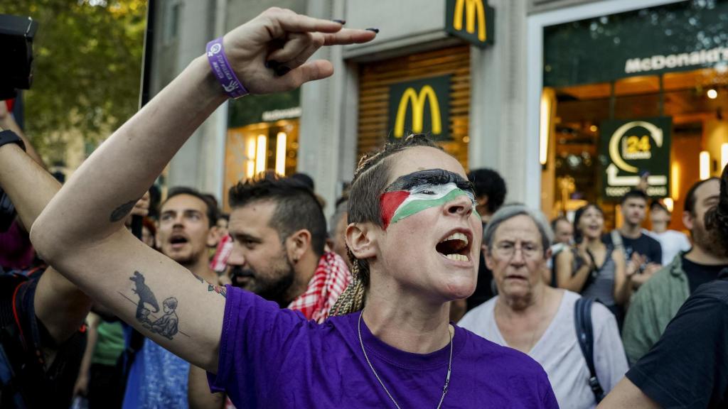 Manifestantes propalestinos cortan el recorrido de los ciclistas en el Paseo del Prado, este domingo.