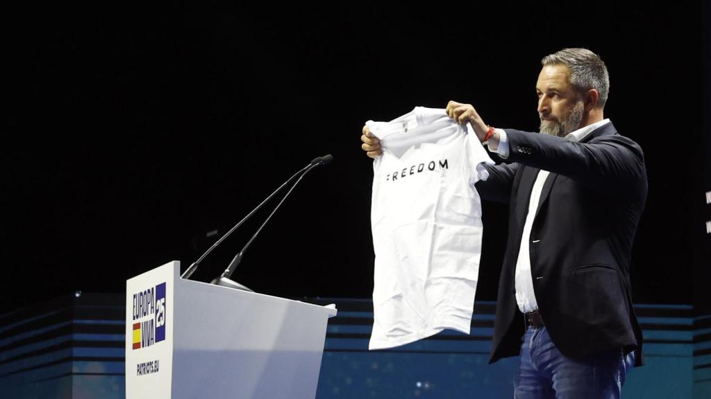 El líder de Vox, Santiago Abascal, interviene en el acto 'Europa Viva 25', este domingo en Madrid.