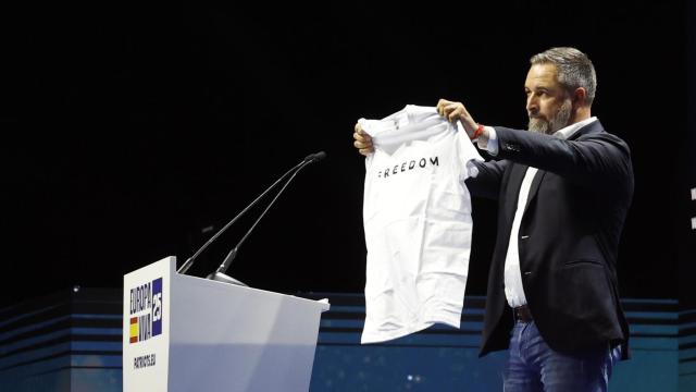 El líder de Vox, Santiago Abascal, interviene en el acto 'Europa Viva 25', este domingo en Madrid.