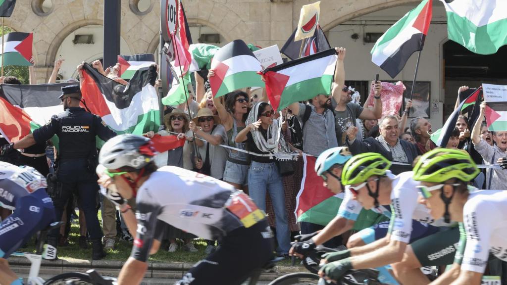 Manifestantes propalestinos se concentran en el puente de Enrique Estevan de Salamanca.