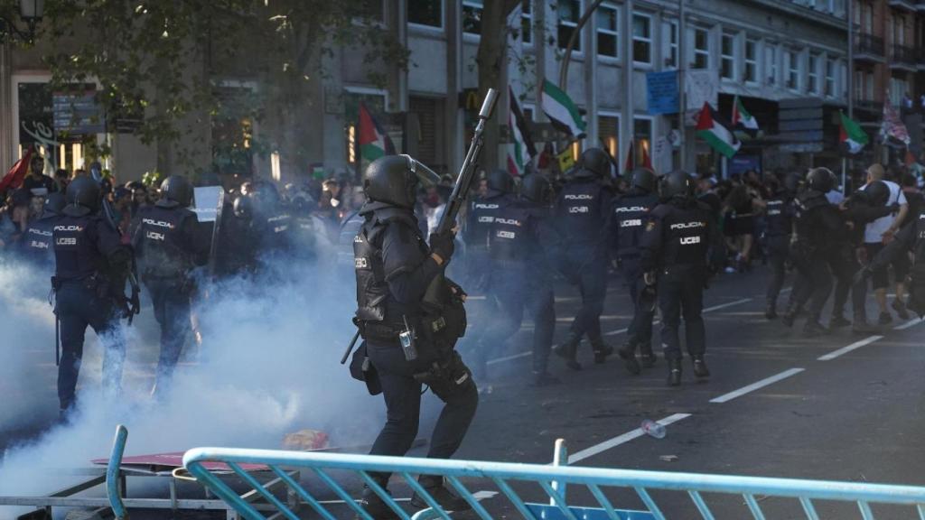 Los antidisturbios, tratando de frenar a los radicales que reventaron La Vuelta