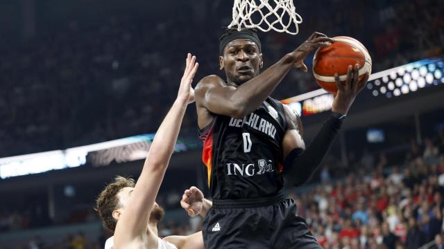 Alperen Sengun presiona a Isaac Bonga durante la final del Eurobasket.