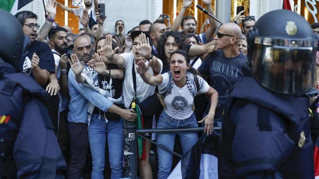 Las líderes de Podemos, Irene Montero e Ione Belarra, increpan a la Policía.