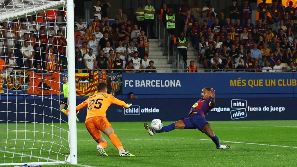 Raphinha marca el tercer gol del partido ante el Valencia.