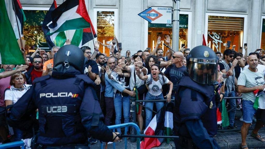 Irene Montero, en el centro de la imagen, con Ione Belarra (a su izquierda con camiseta negra), en las protestas de este domingo en Madrid.