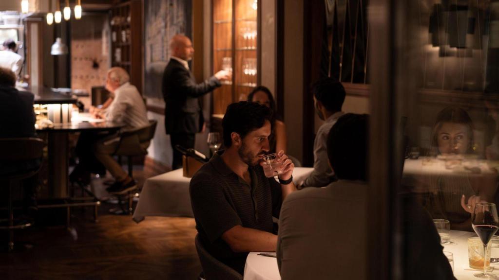 La sala de DINS la preside una barra para 11 comensales y la rodea un conjunto de mesas.