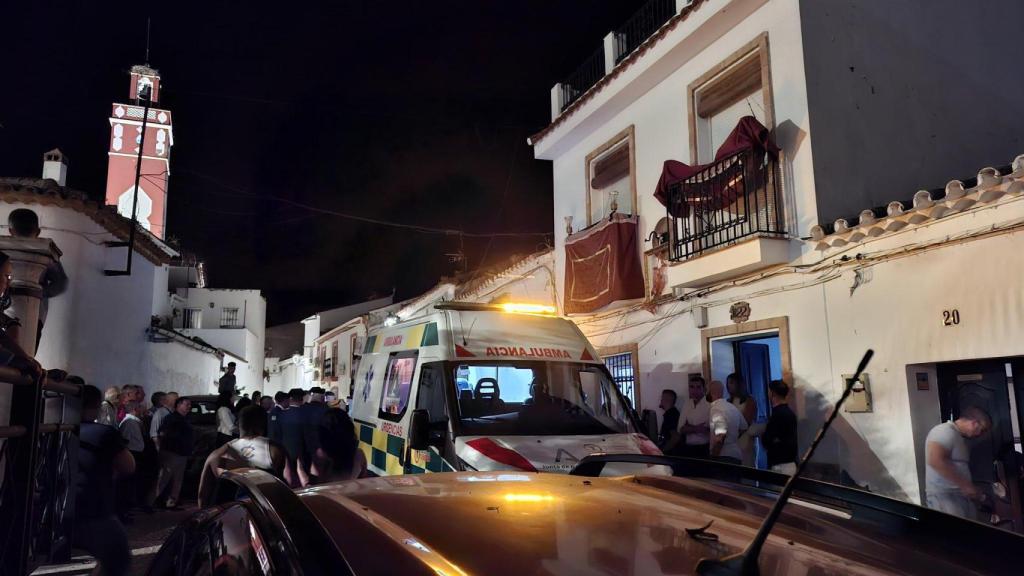 Una de las ambulancias que asistió a los heridos de la explosión en Almadén de la Plata.