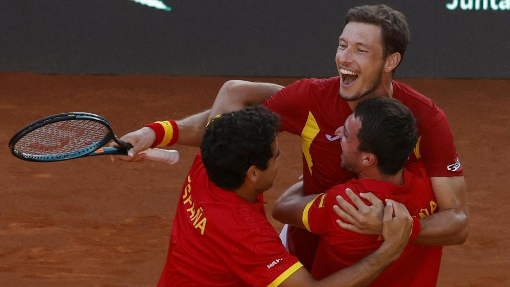 Jaume Munar, Pedro Martínez y Pablo Carreño celebran la victoria ante Dinamarca.