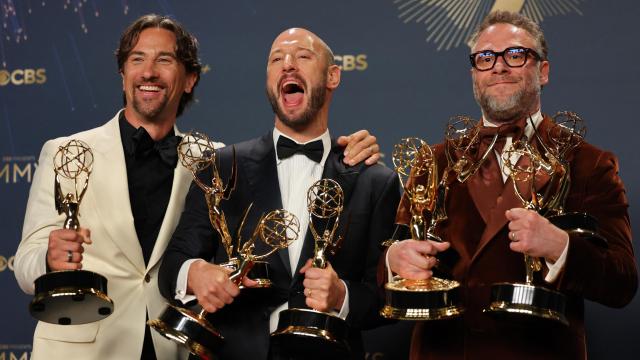 Seth Rogen (derecha) posa con los productores de 'The Studi' en la 77 gala de los Premios Emmy.