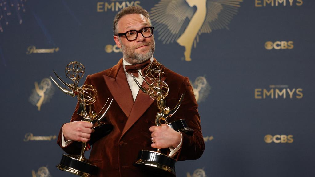Seth Rogen posa con los premios de Mejor Actor y Mejor Guion de comedia.