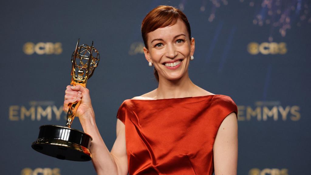 Britt Lower posa con el premio a Mejor Actriz Dramática por 'Separación'.