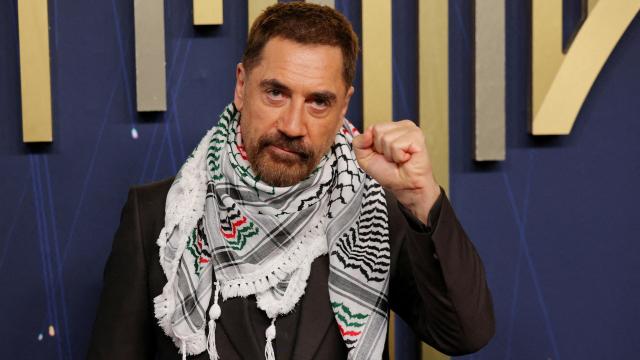 El actor Javier Bardem posa con un pañuelo palestino en la 77 gala de los Premios Emmy.