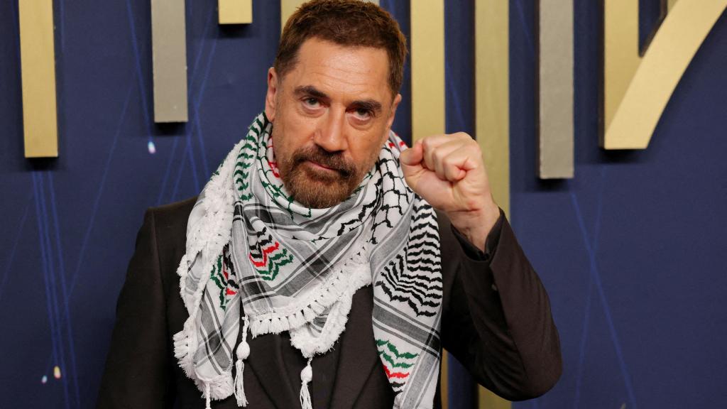 El actor Javier Bardem posa con un pañuelo palestino en la 77 gala de los Premios Emmy.