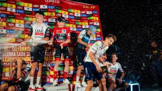 Vingegaard, Almeida y el resto de triunfadores en La Vuelta en el podio improvisado descorchando el champán.