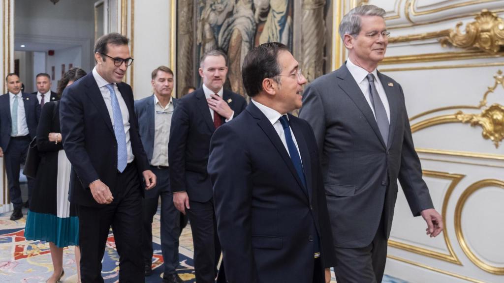 El ministro de Asuntos Exteriores, José Manuel Albares; el secretario del Tesoro de Estados Unidos, Scott Bessent; El ministro de Economía, Comercio y Empresa, Carlos Cuerpo, y  el representante de Comercio de Estados Unidos, Jamison Greer.