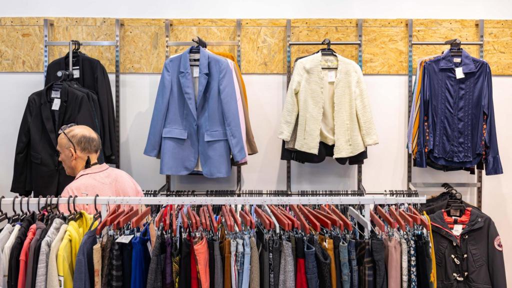 Algunas perchas de la tienda de ropa de segunda mano