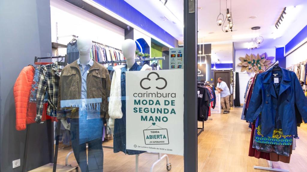 Cartel que se encuentra en el escaparate de la tienda