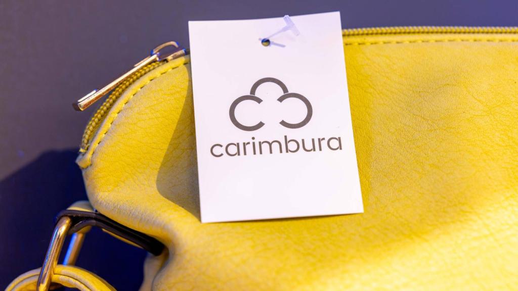 Etiqueta de Carimbura colocada en un bolso en venta