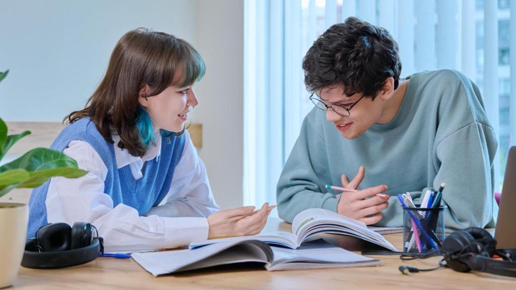 Dos estudiantes universitarios