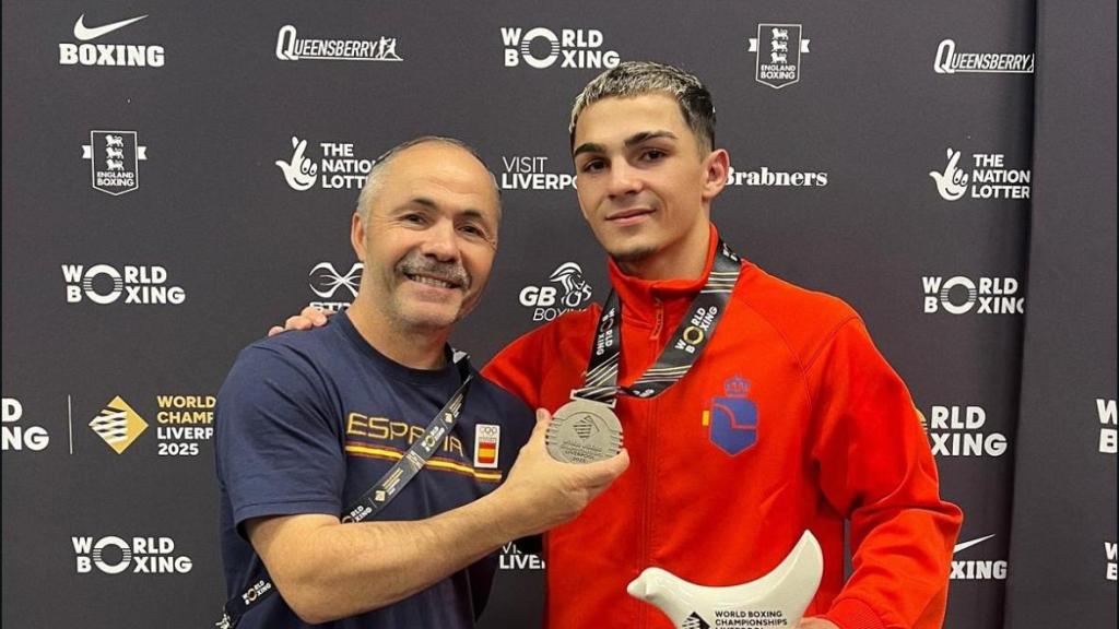 El seleccionador Rafa Lozano junto su hijo, el boxeador Rafa Lozano Jr, plata en el Mundial