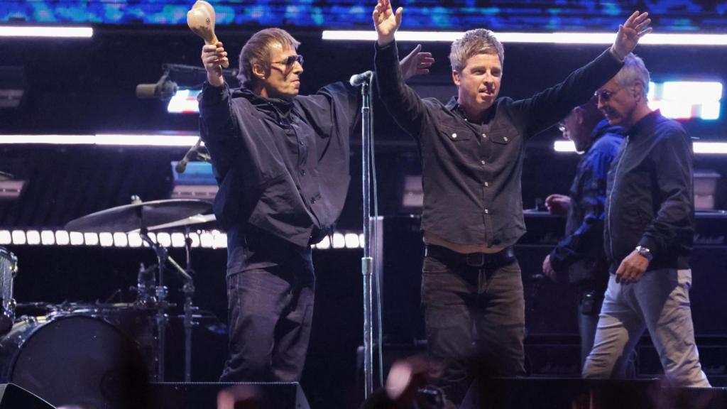 Liam Gallagher y Noel Gallagher,durante su gira Oasis Live '25 Tour en el estadio Rose Bowl de Pasadena, California. Foto: Reuters/Mario Anzuoni.