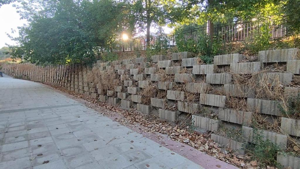 IU propone eliminar este talud y crear una zona de esparcimiento