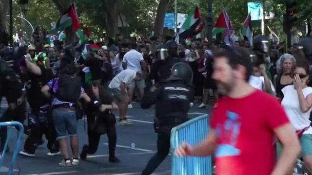 Los antidisturbios, tratando de frenar a los radicales que reventaron La Vuelta, este domingo