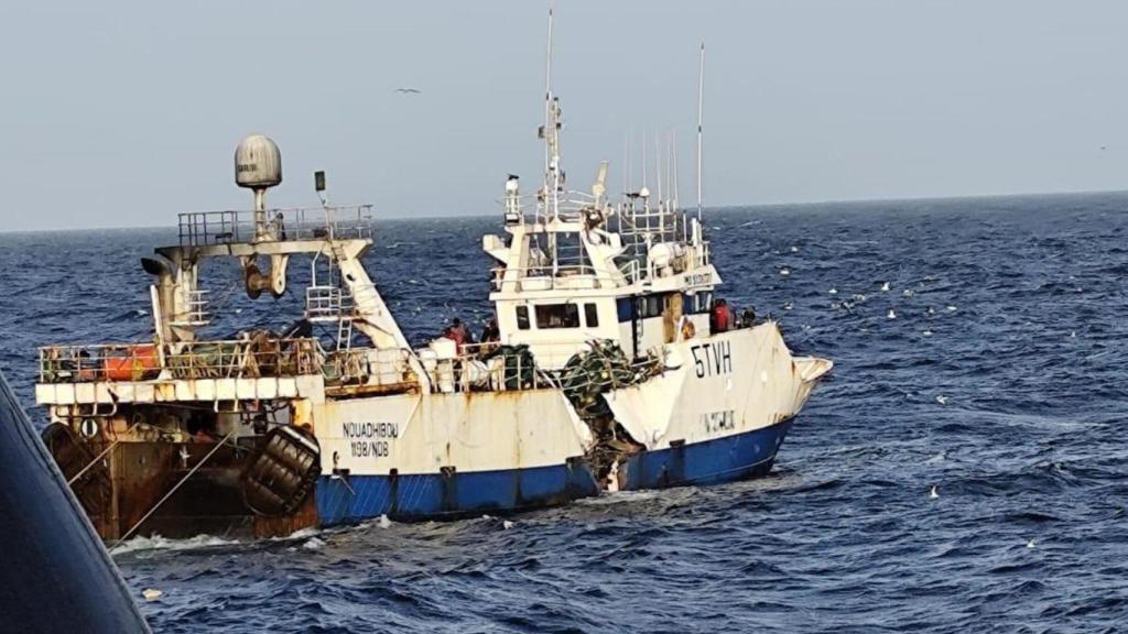 El 'Tafra 3' tras el choque de otro buque en Mauritania.