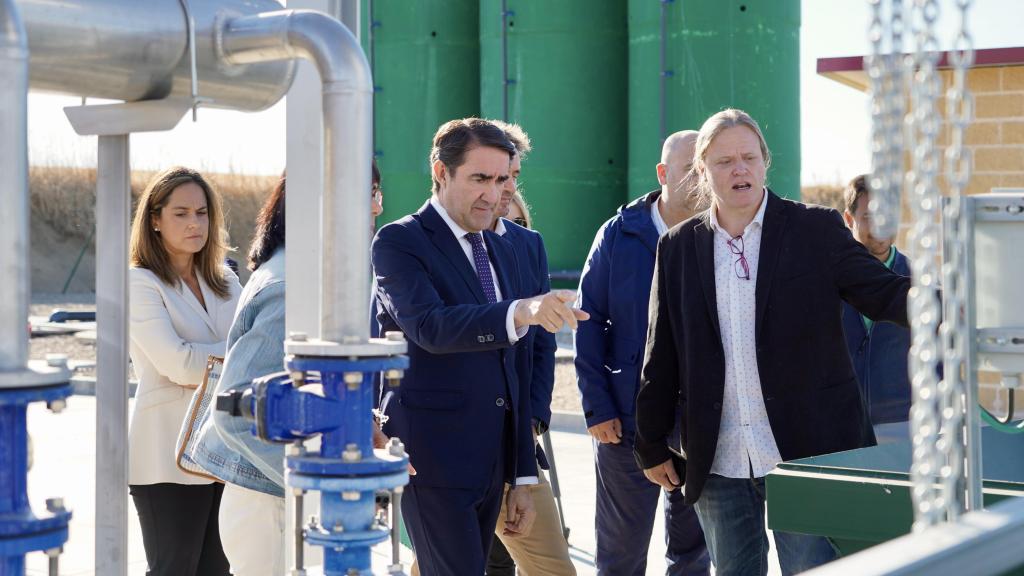 El consejero de Medio Ambiente, Vivienda y Ordenación del Territorio, Juan Carlos Suárez-Quiñones, durante su visita al Edar del municipio vallisoletano de Geria, este lunes