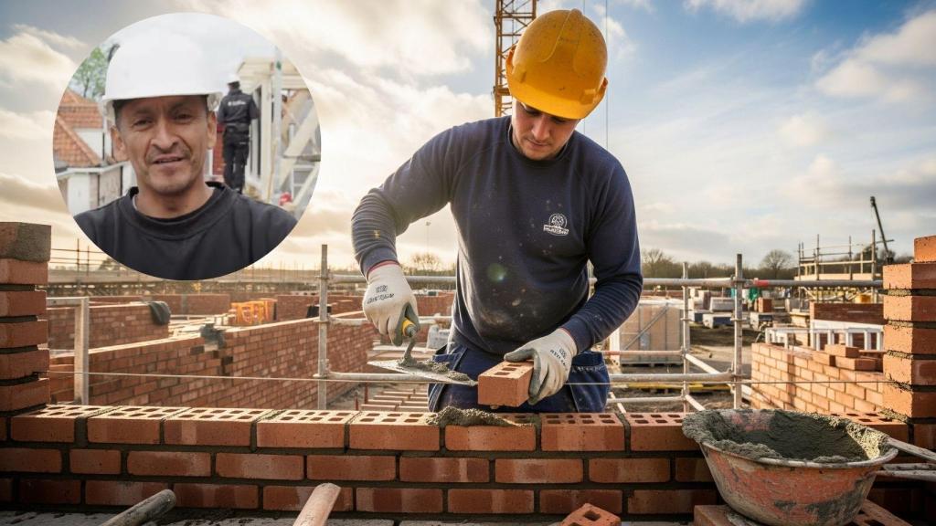 Montaje de Víctor Manuel con un albañil en una imagen creada con IA.