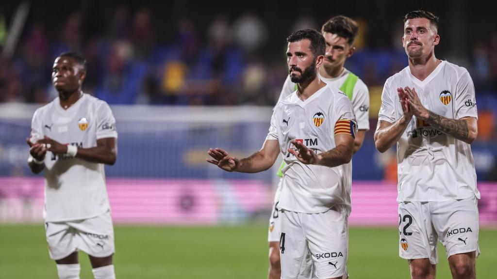 Jugadores del Valencia pidiendo disculpas a la afición tras el partido. Europa Press