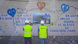 Trabajadores de la empresa Cauce, encargada de la demolición, frente a una de las viviendas afectadas.